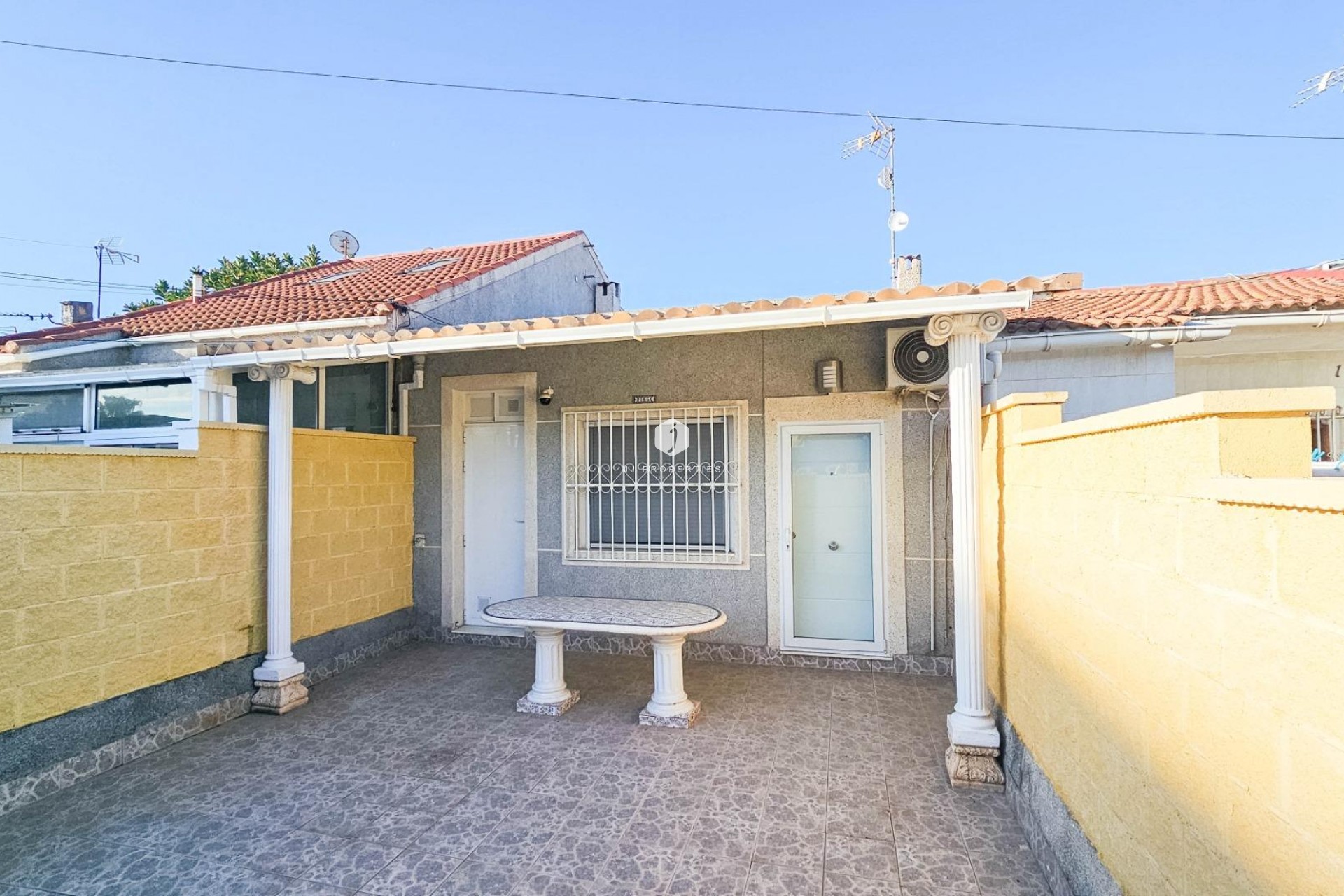 Z drugiej ręki - Szalet -
Torrevieja - El Limonar
