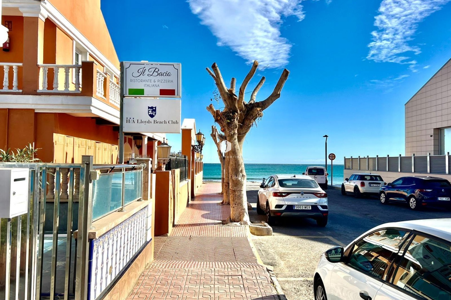 Z drugiej ręki - Szalet -
Torrevieja - La Mata