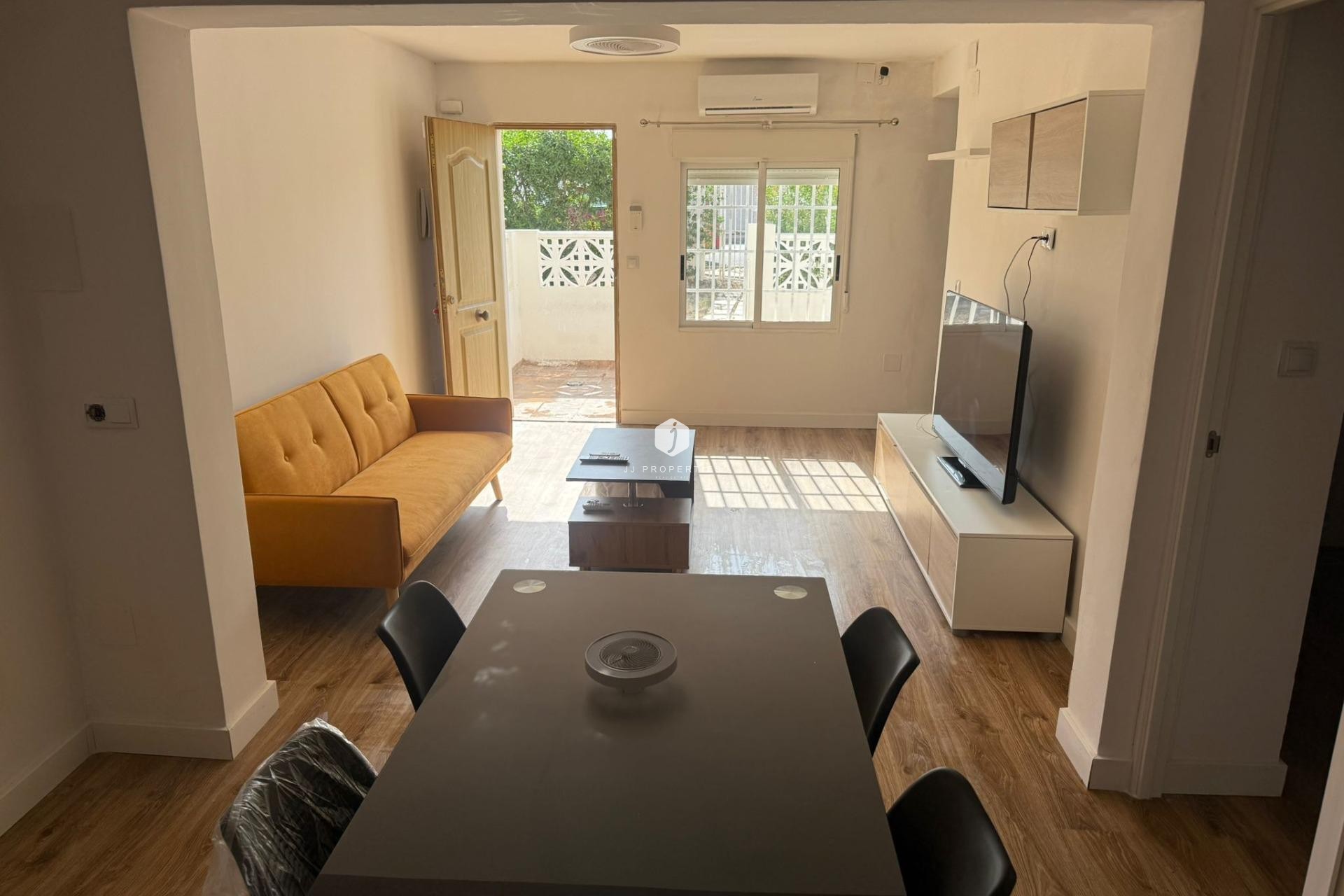 Z drugiej ręki - Szalet -
Torrevieja - La Siesta - El Salado - Torreta