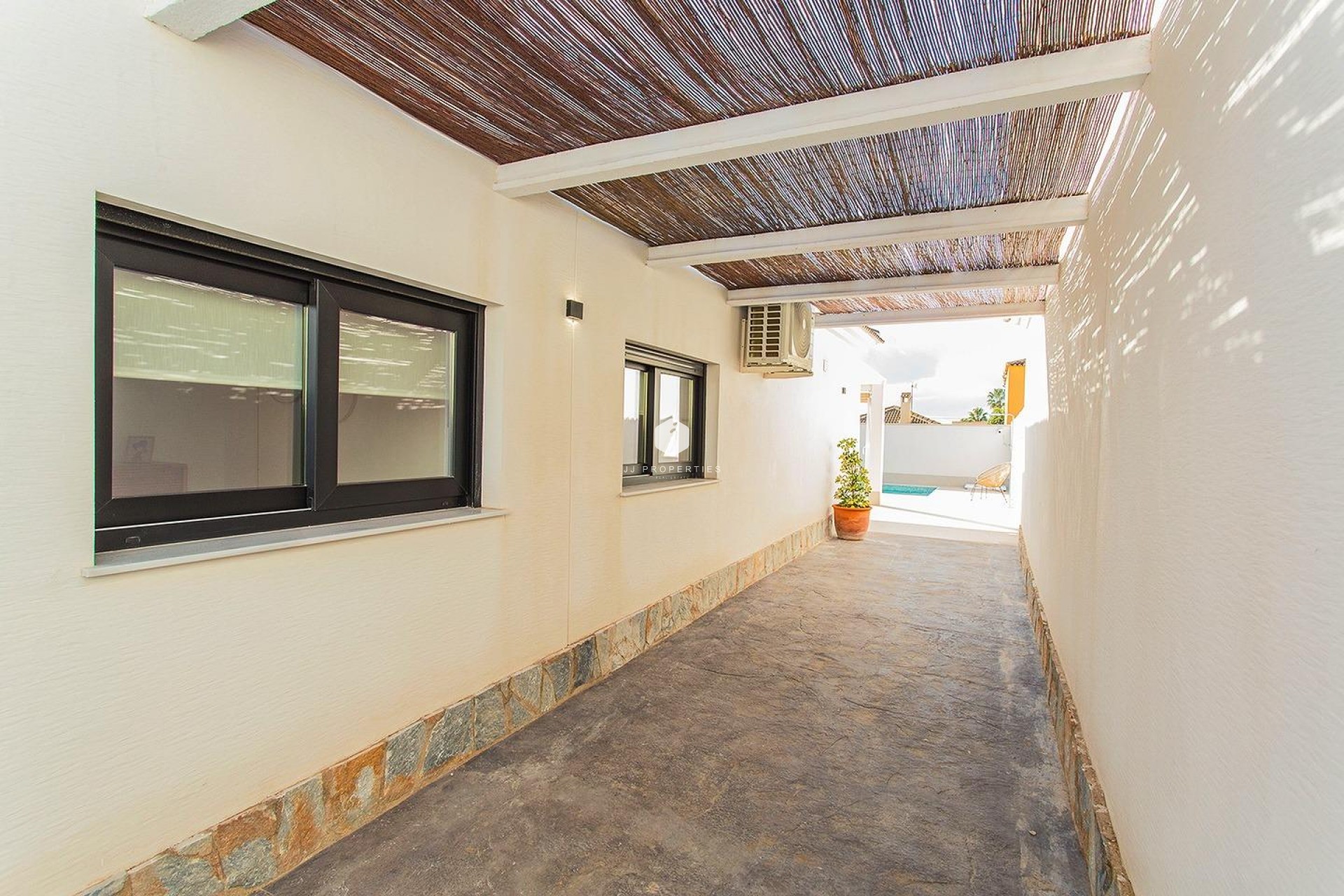 Z drugiej ręki - Szalet -
Torrevieja - La siesta