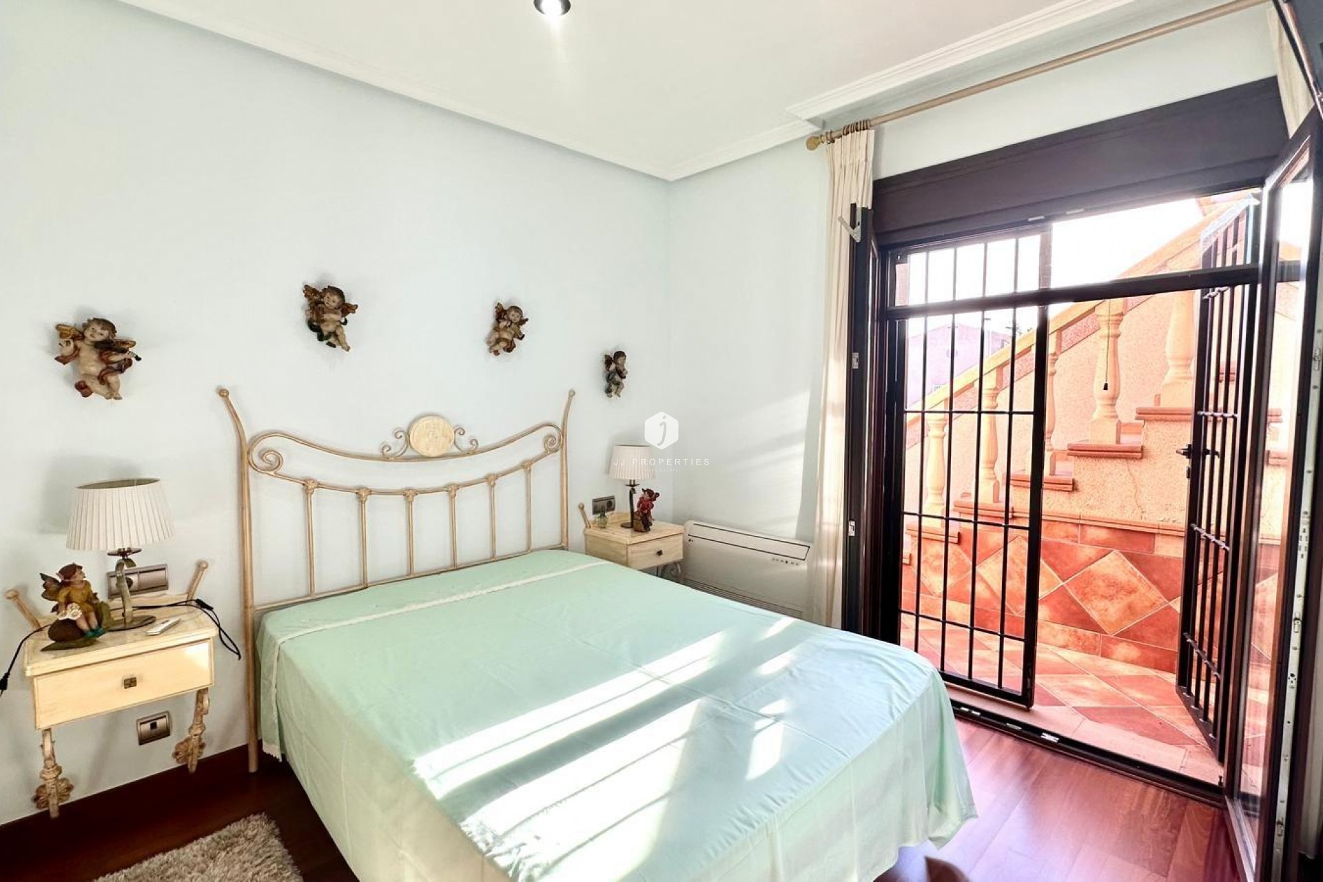 Z drugiej ręki - Szalet -
Torrevieja - La siesta
