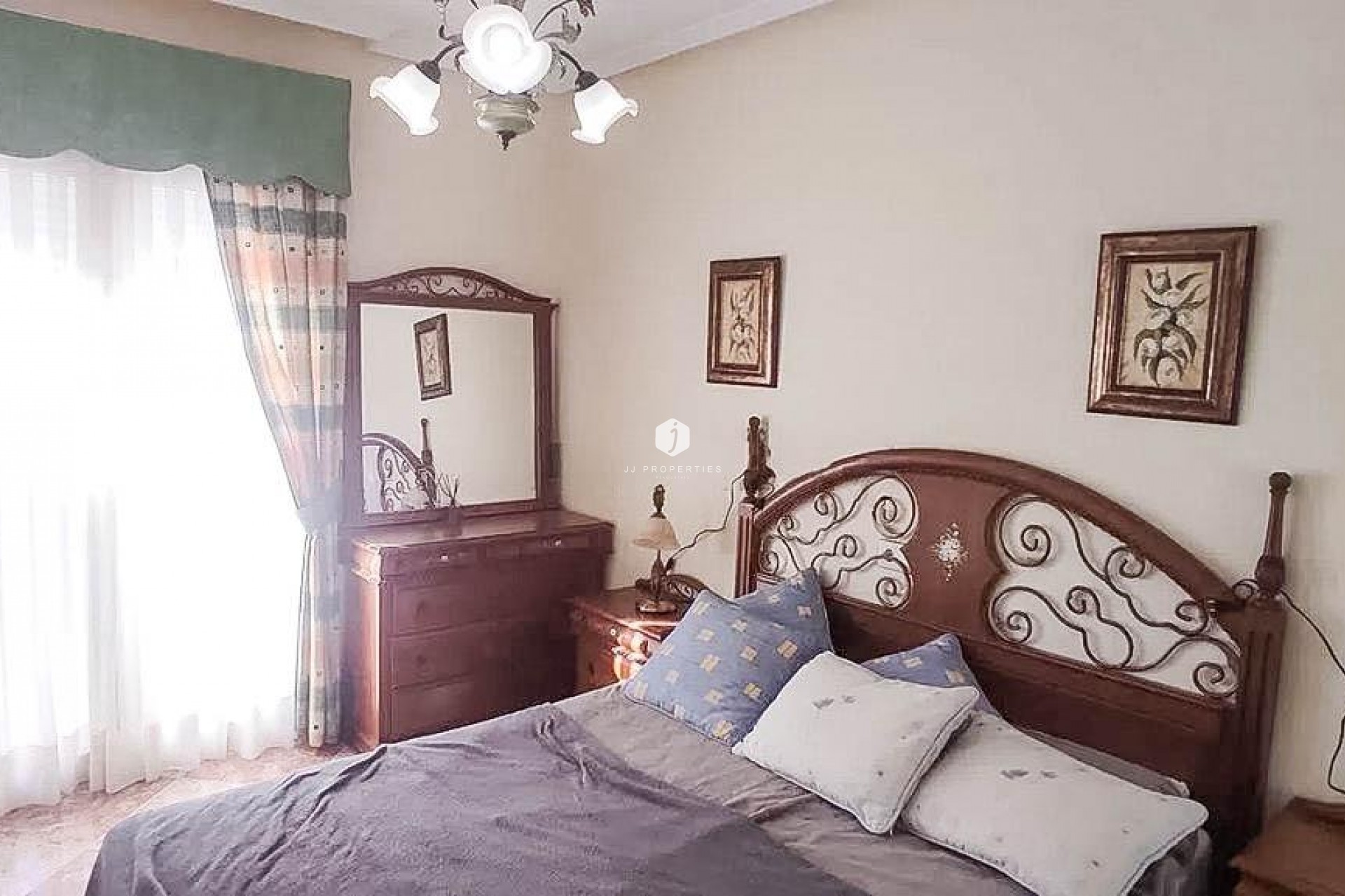 Z drugiej ręki - Szalet -
Torrevieja - Los altos