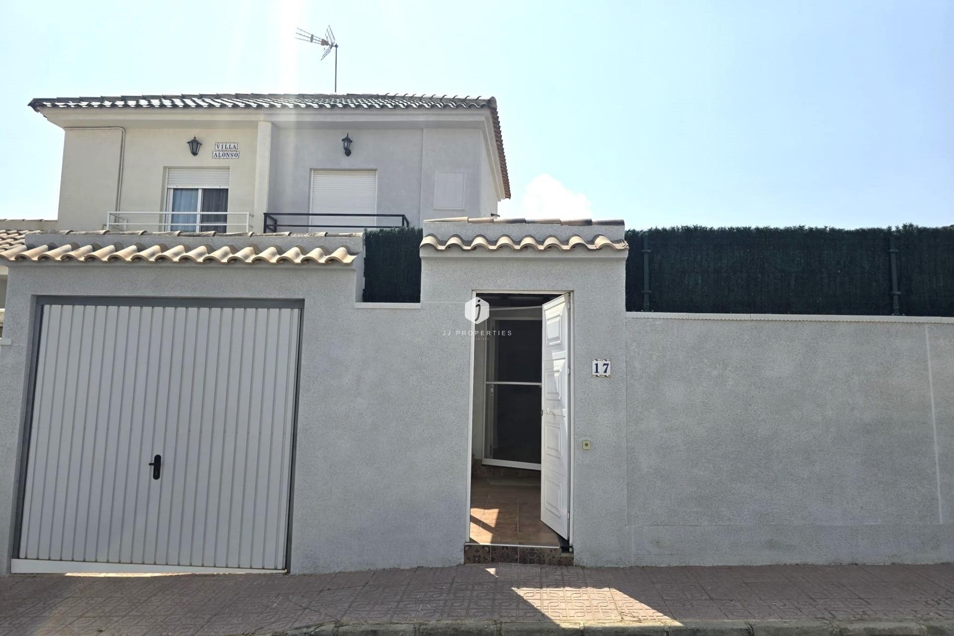 Z drugiej ręki - Szalet -
Torrevieja - Los altos