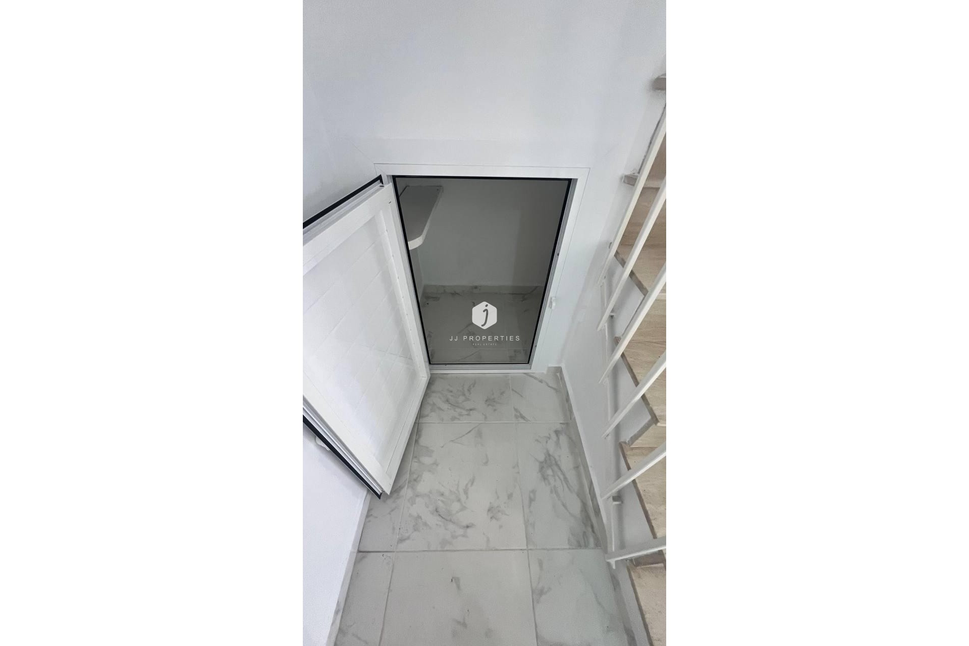 Z drugiej ręki - Szalet -
Torrevieja - Los Balcones - Los Altos del Edén