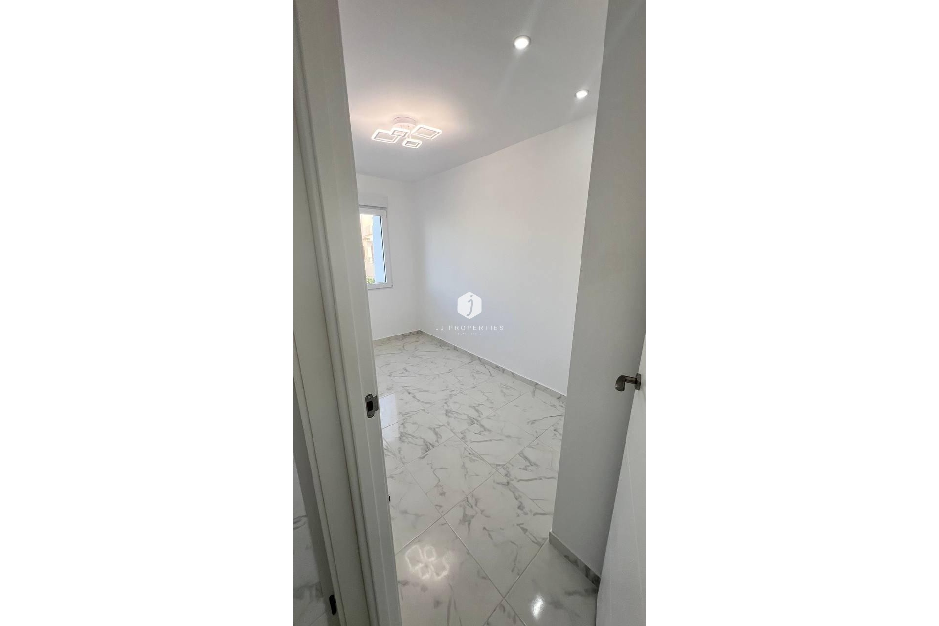 Z drugiej ręki - Szalet -
Torrevieja - Los Balcones - Los Altos del Edén