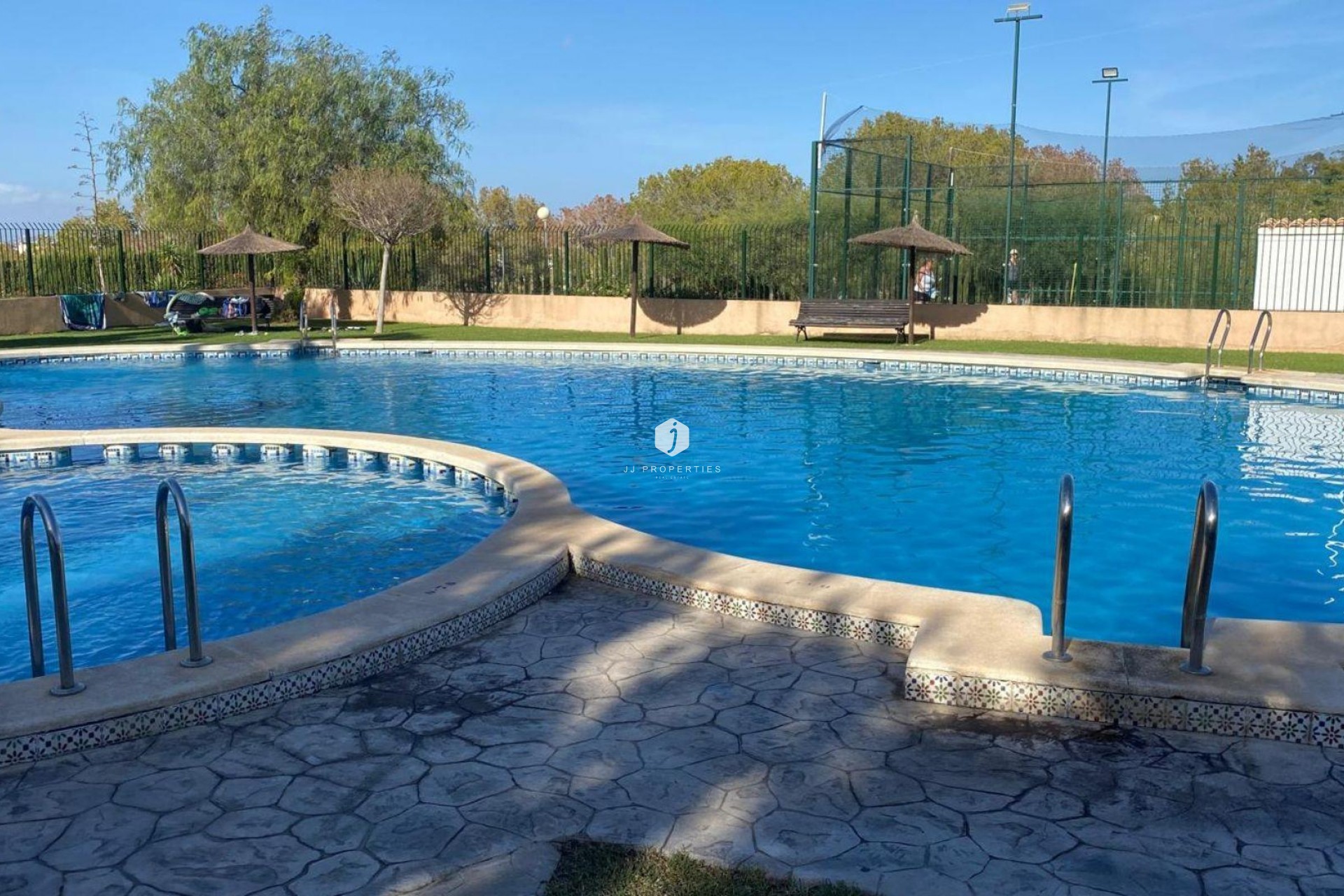 Z drugiej ręki - Szalet -
Torrevieja - Los Balcones