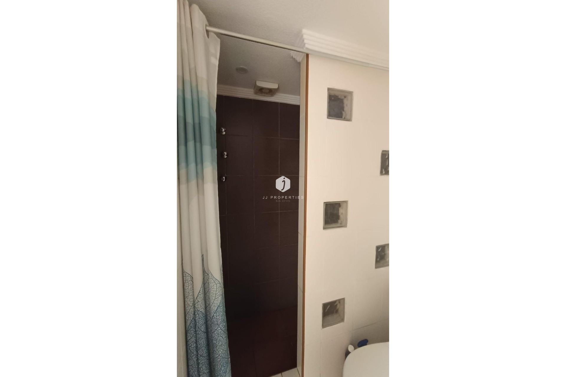 Z drugiej ręki - Szalet -
Torrevieja - Los Balcones