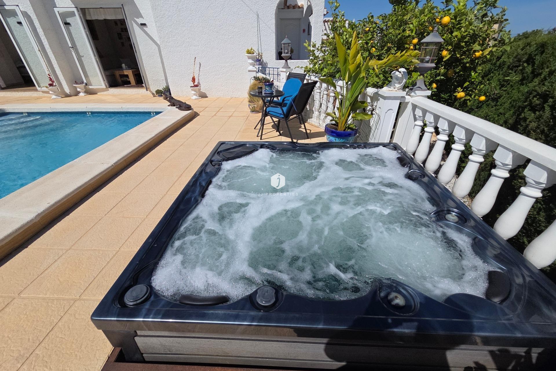 Z drugiej ręki - Szalet -
Torrevieja - Los Balcones