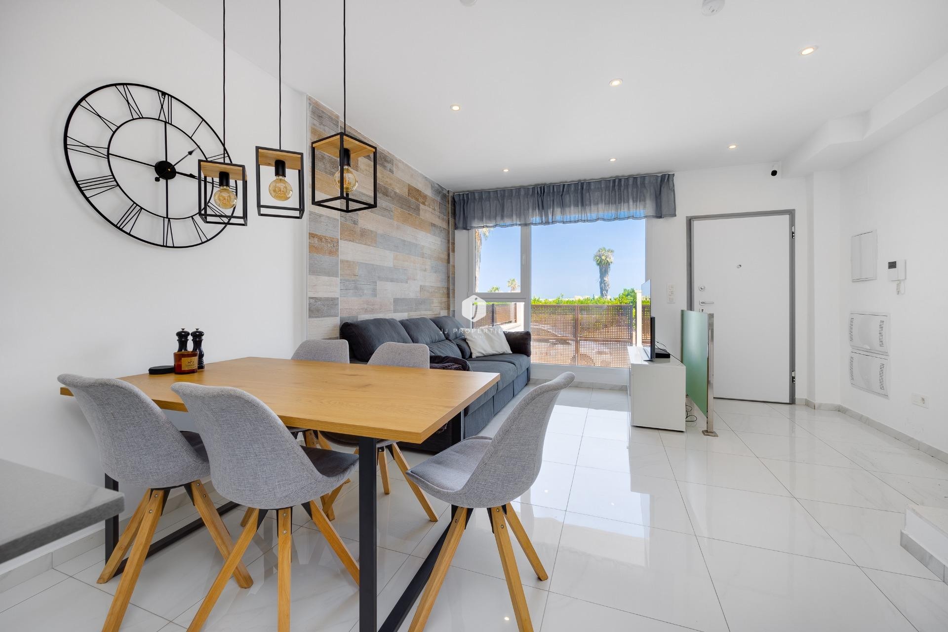 Z drugiej ręki - Szalet -
Torrevieja - Los Balcones