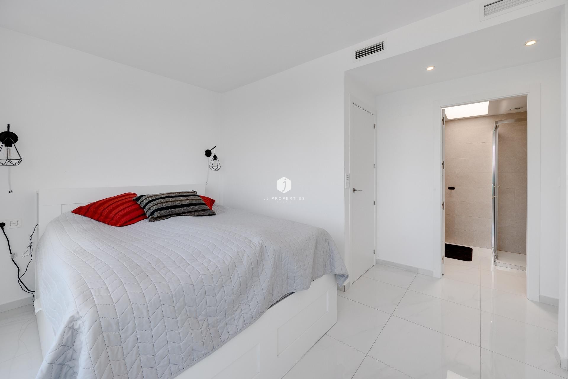 Z drugiej ręki - Szalet -
Torrevieja - Los Balcones