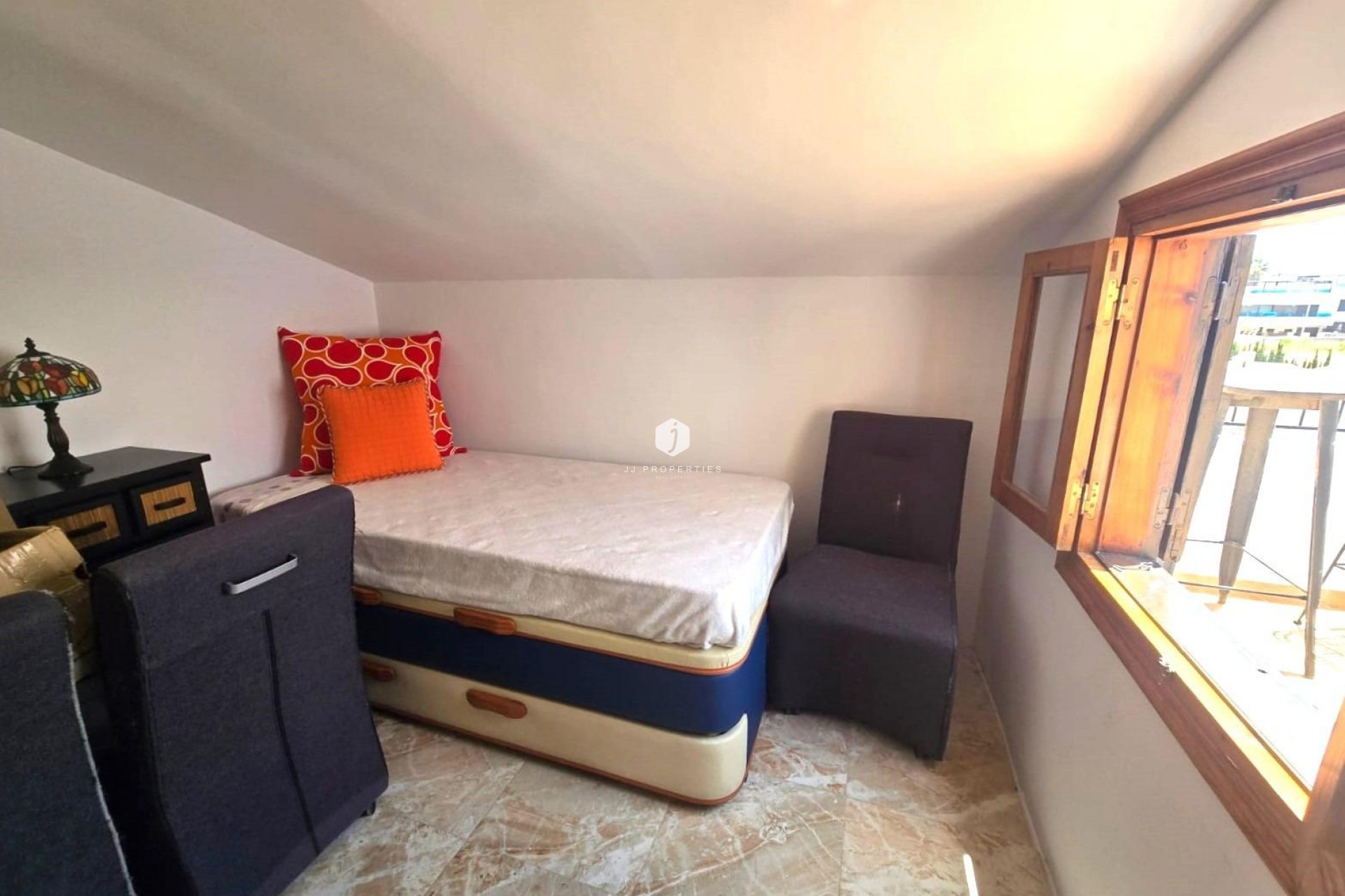 Z drugiej ręki - Szalet -
Torrevieja - Los Balcones