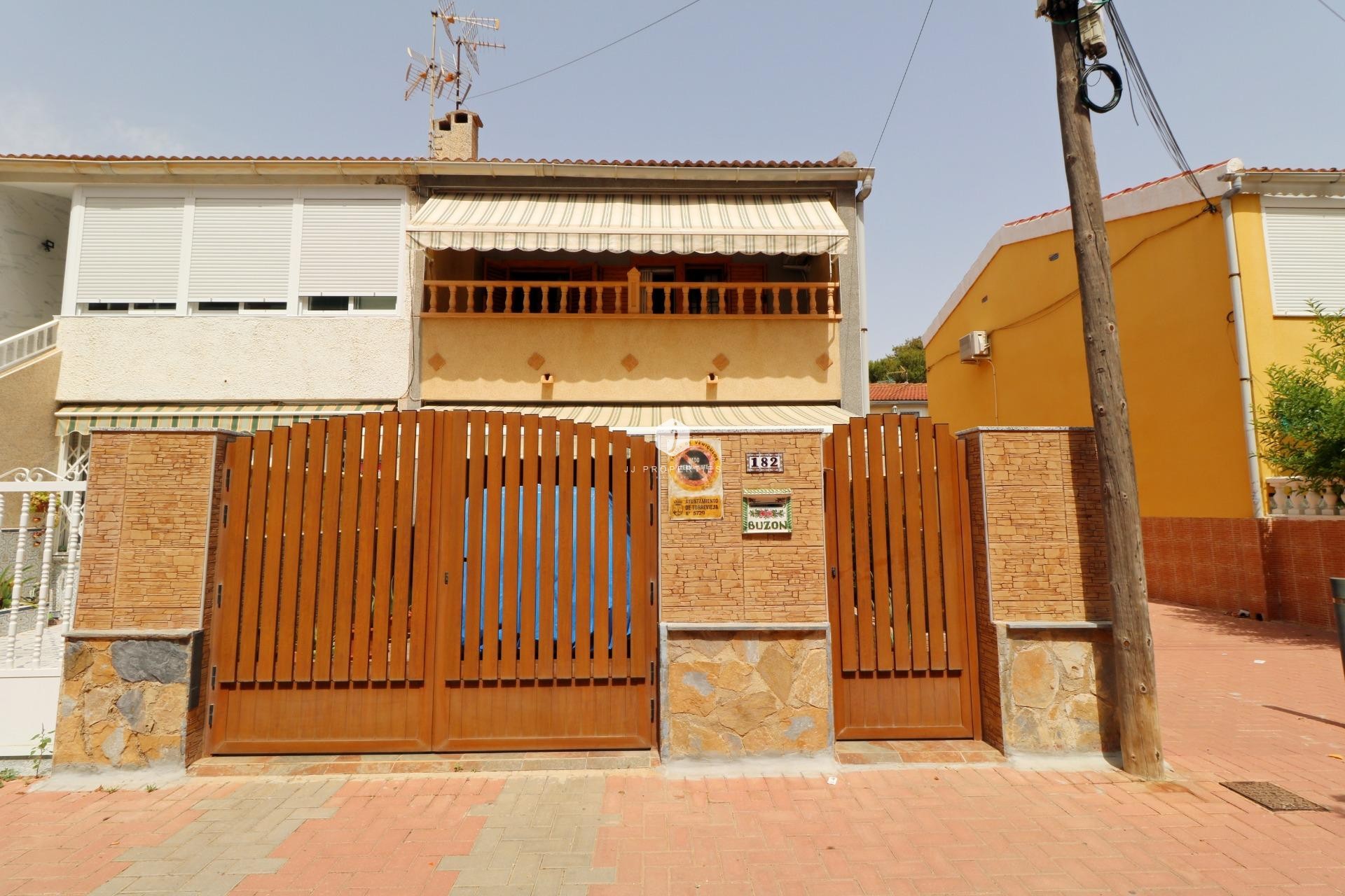 Z drugiej ręki - Szalet -
Torrevieja - Playa de los Naufragos