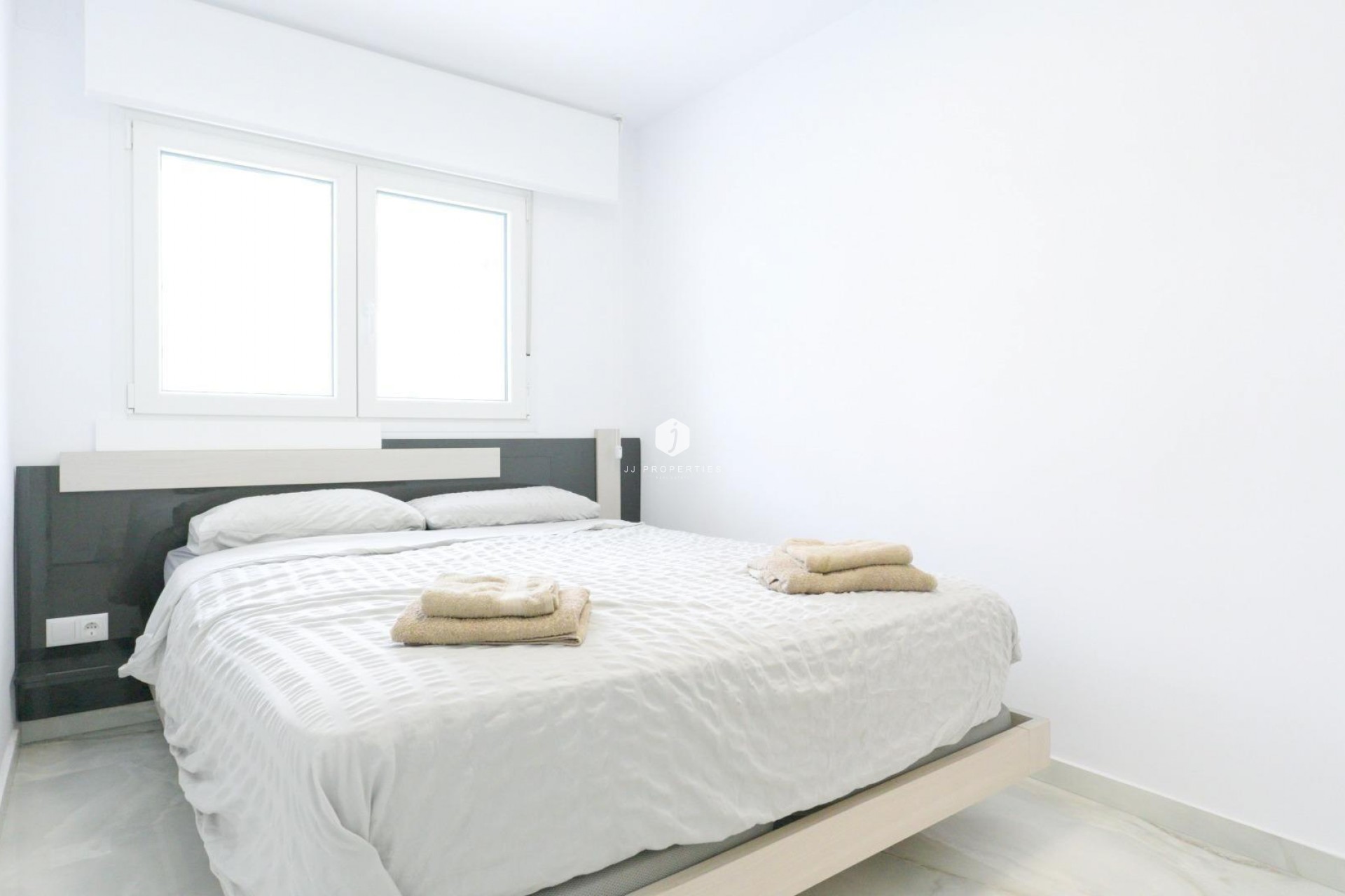 Z drugiej ręki - Szalet -
Torrevieja - Punta prima