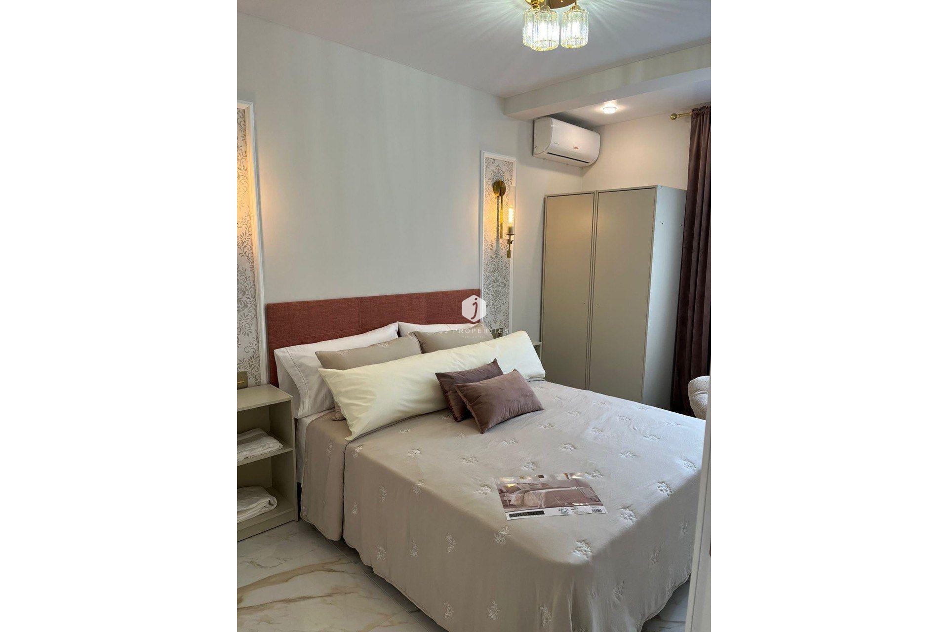 Z drugiej ręki - Szalet -
Torrevieja - Torretas