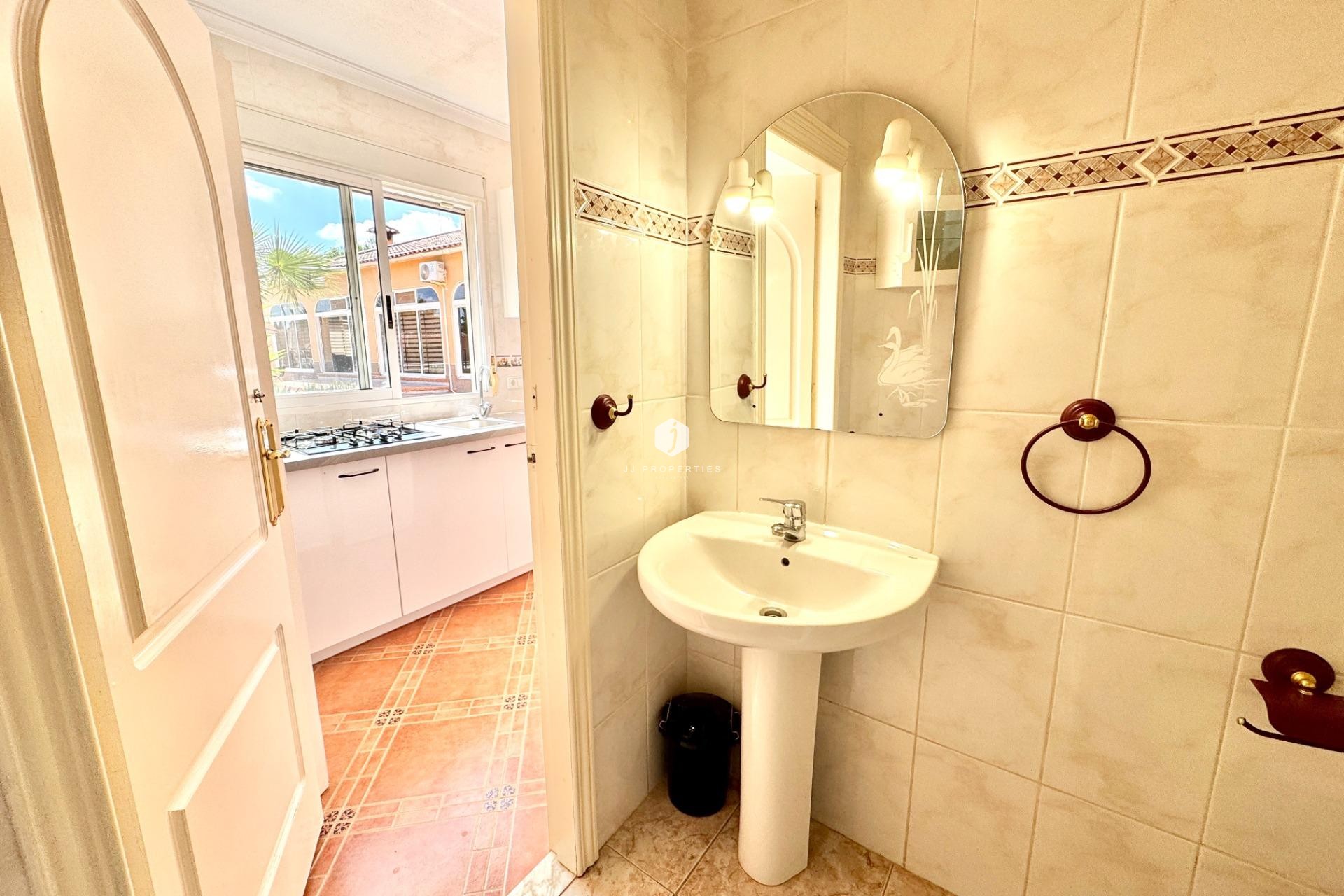 Z drugiej ręki - Villa -
Dolores - Cmno. Escorredor