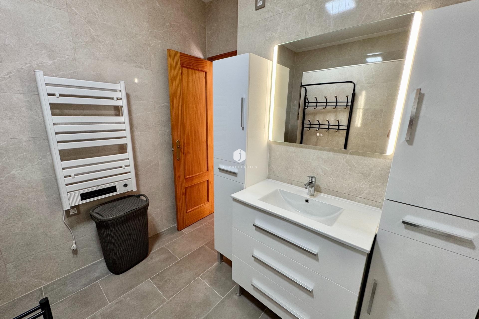 Z drugiej ręki - Villa -
Dolores - Cmno. Escorredor