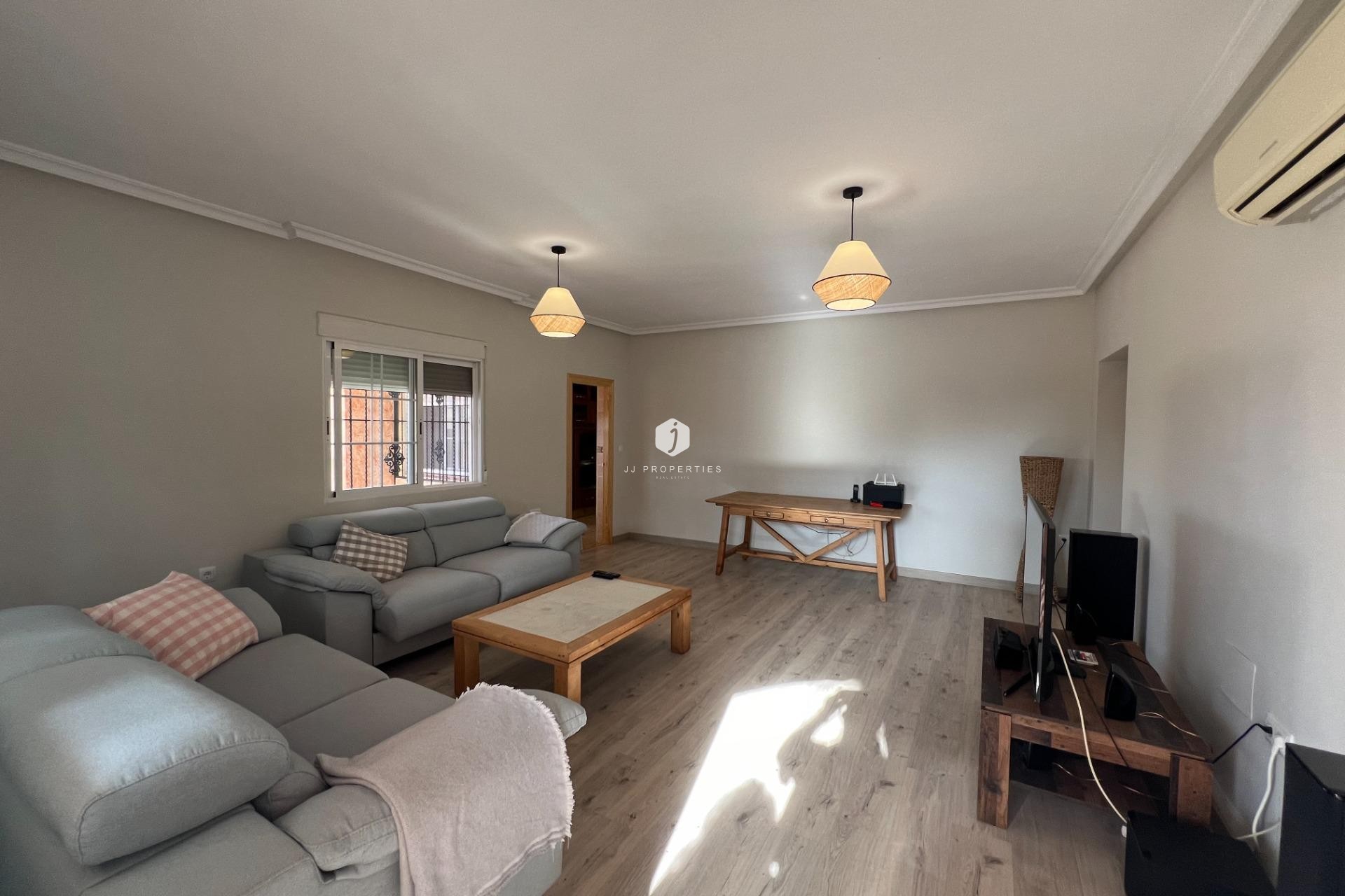 Z drugiej ręki - Villa -
Dolores - Cmno. Escorredor