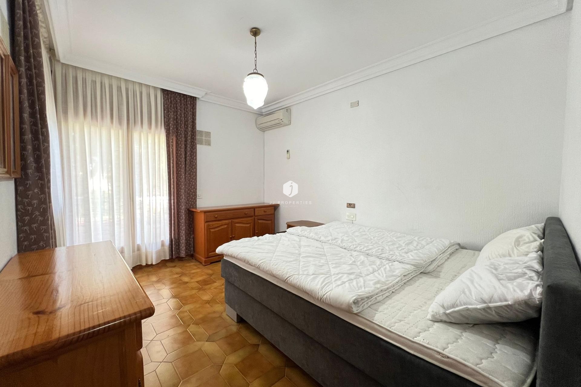 Z drugiej ręki - Villa -
Orihuela Costa - Campoamor