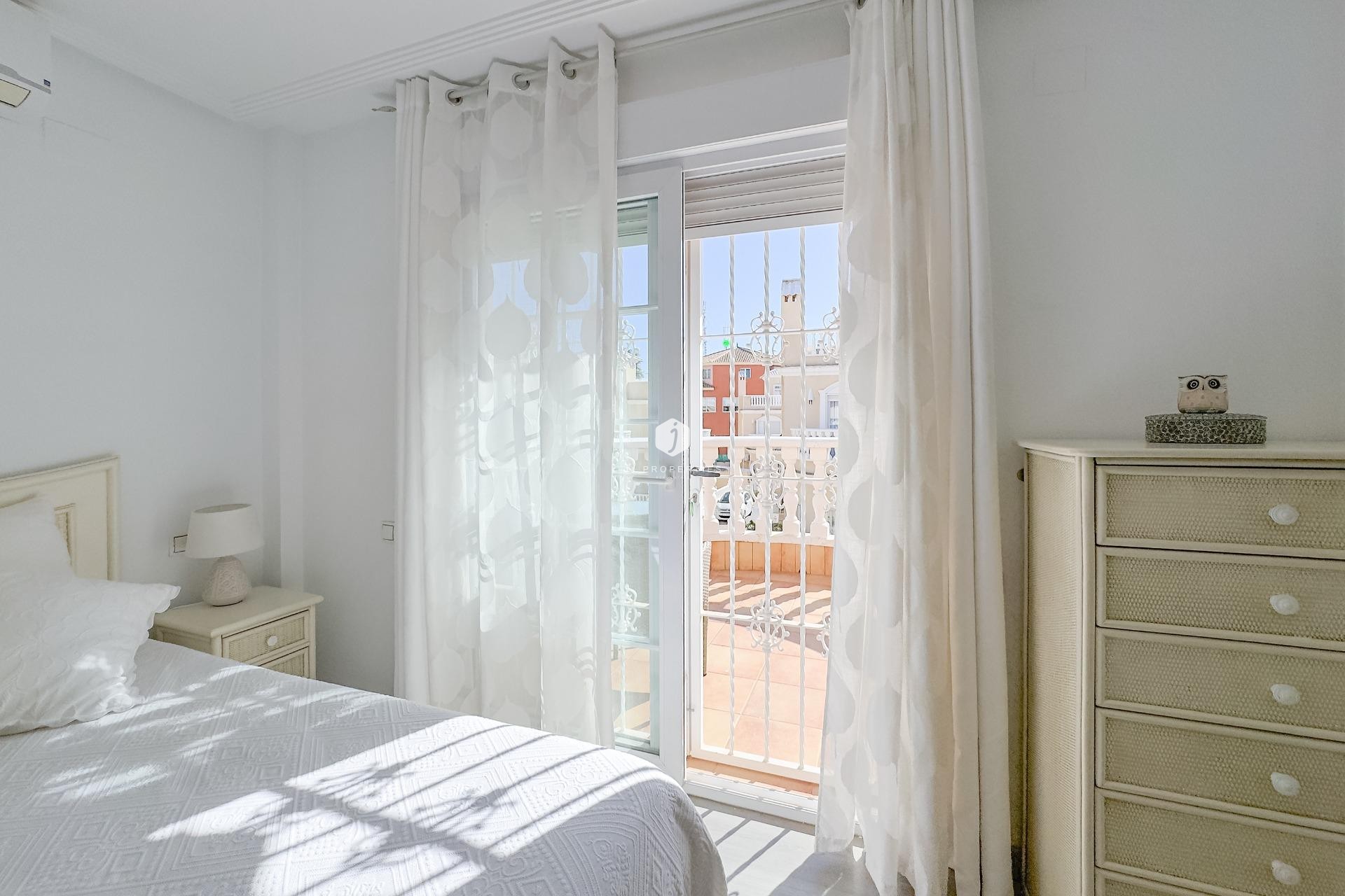 Z drugiej ręki - Villa -
Orihuela Costa - Los Almendros-la Florida