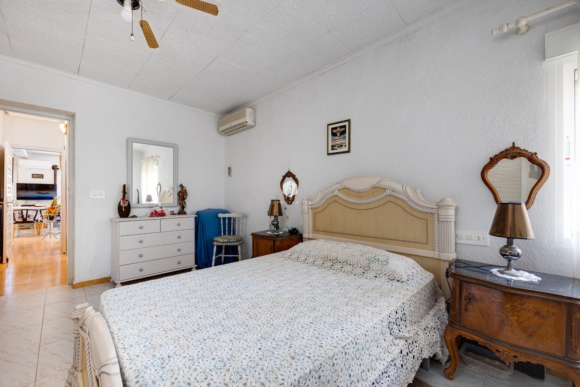 Z drugiej ręki - Villa -
Torrevieja - aguas nuevas