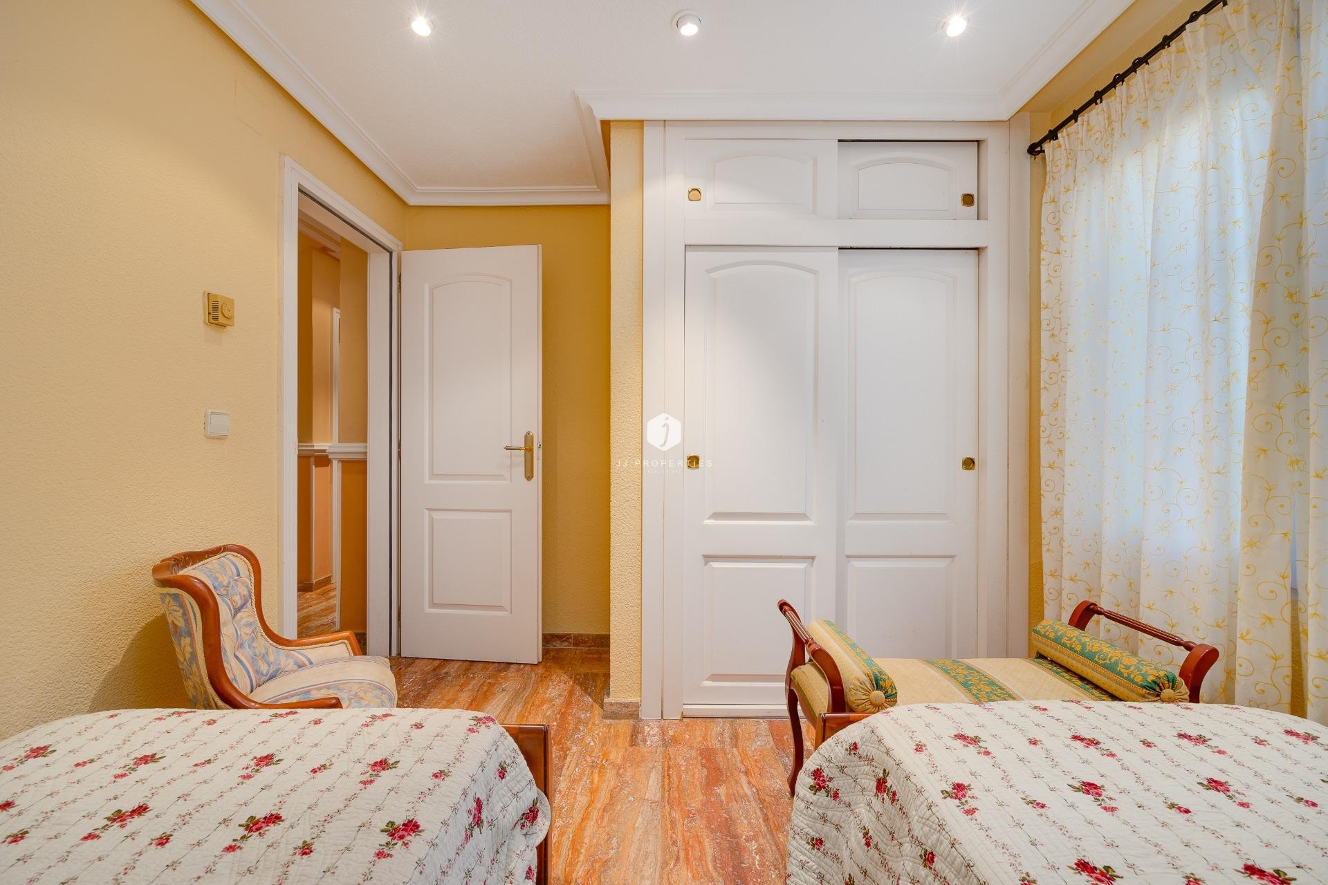 Z drugiej ręki - Villa -
Torrevieja - aguas nuevas