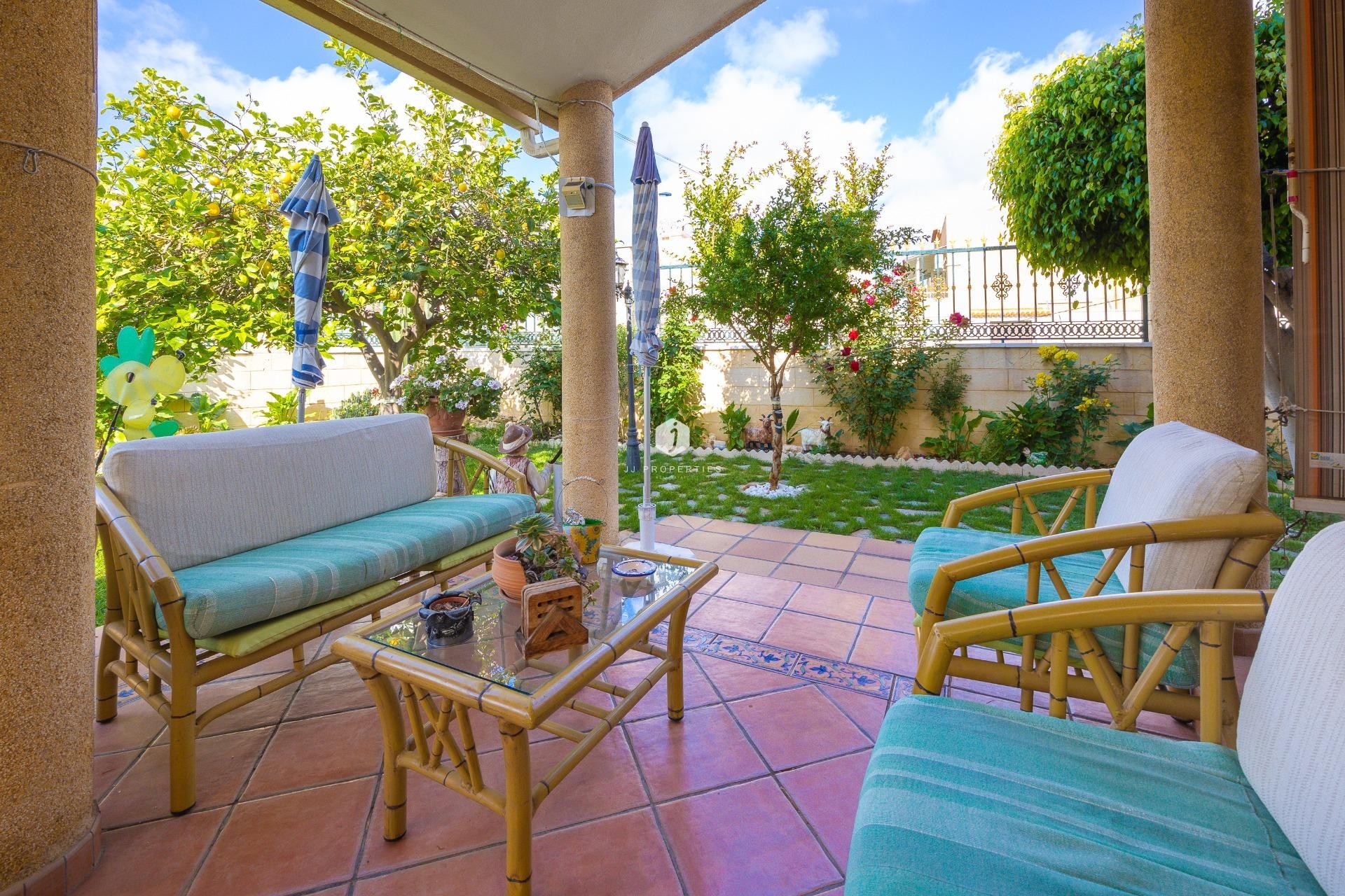 Z drugiej ręki - Villa -
Torrevieja - aguas nuevas