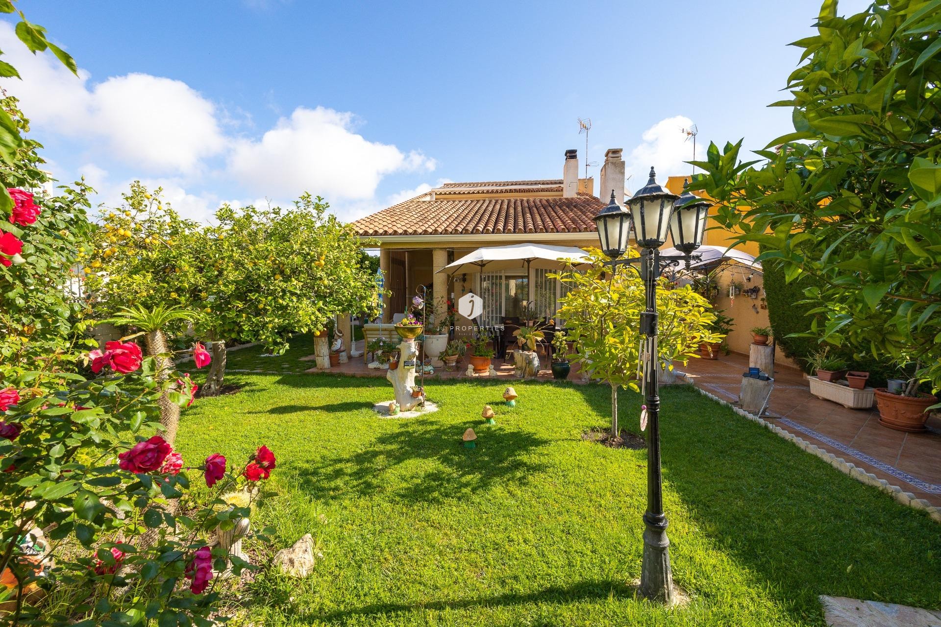 Z drugiej ręki - Villa -
Torrevieja - aguas nuevas