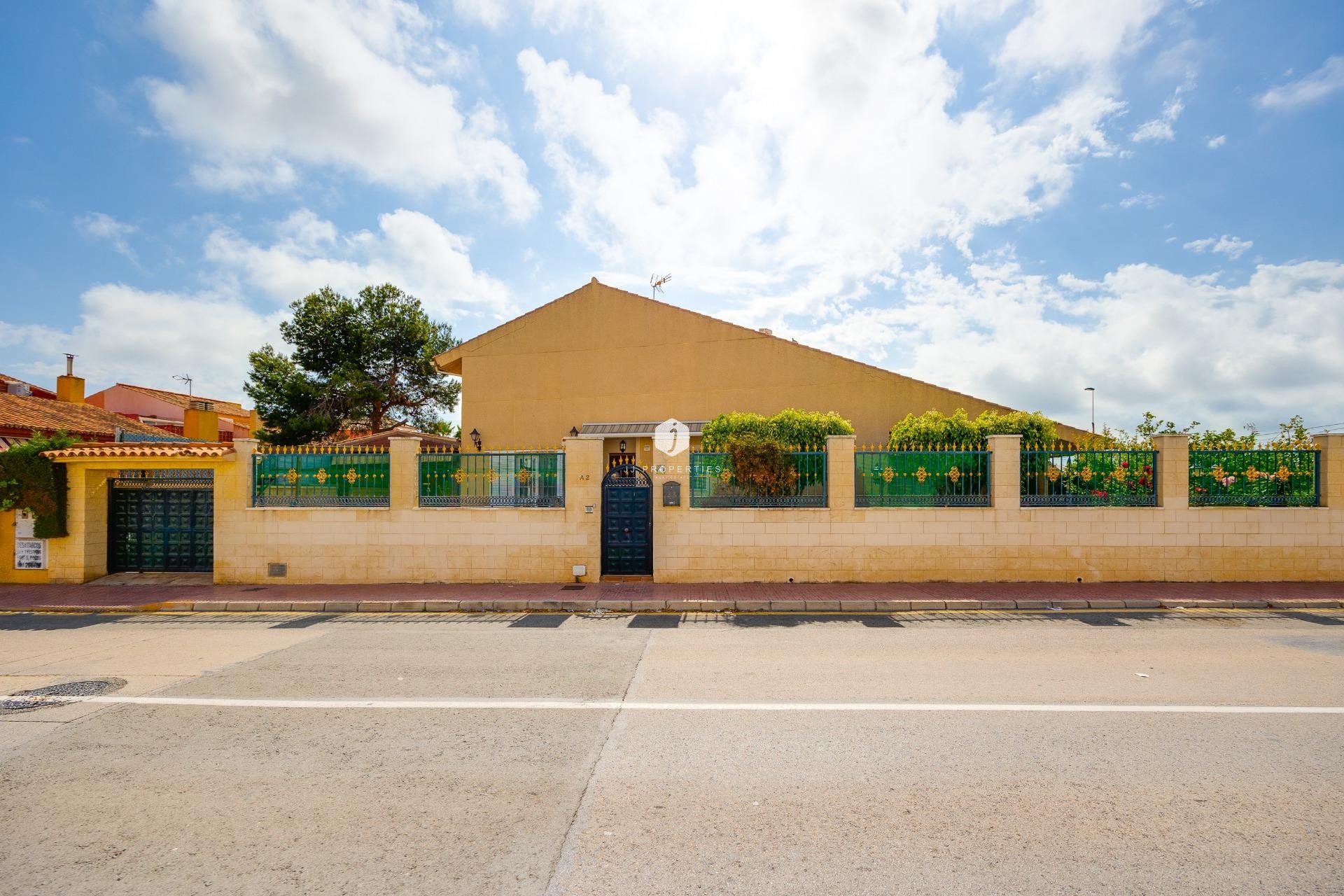 Z drugiej ręki - Villa -
Torrevieja - aguas nuevas