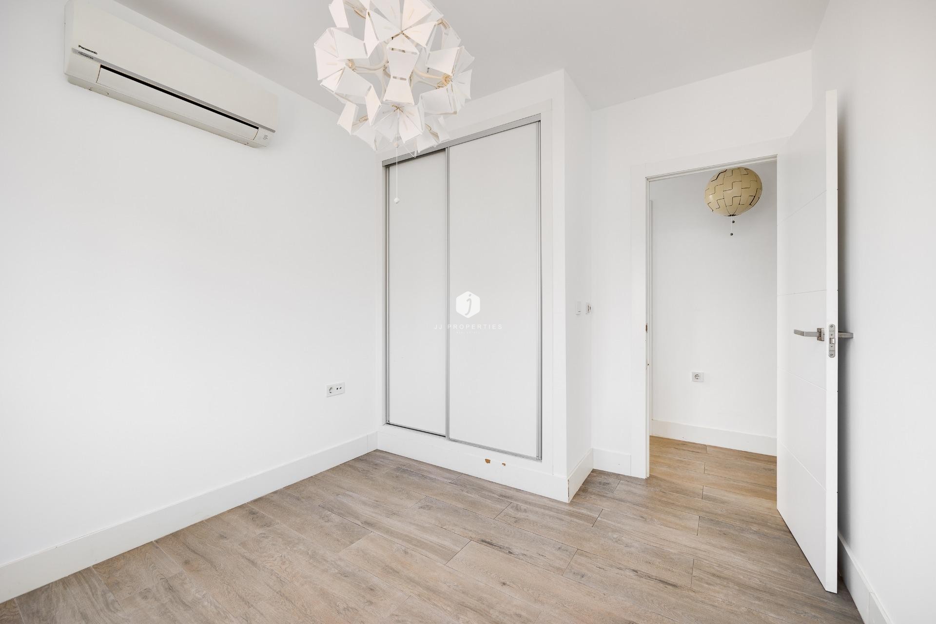 Z drugiej ręki - Villa -
Torrevieja - aguas nuevas