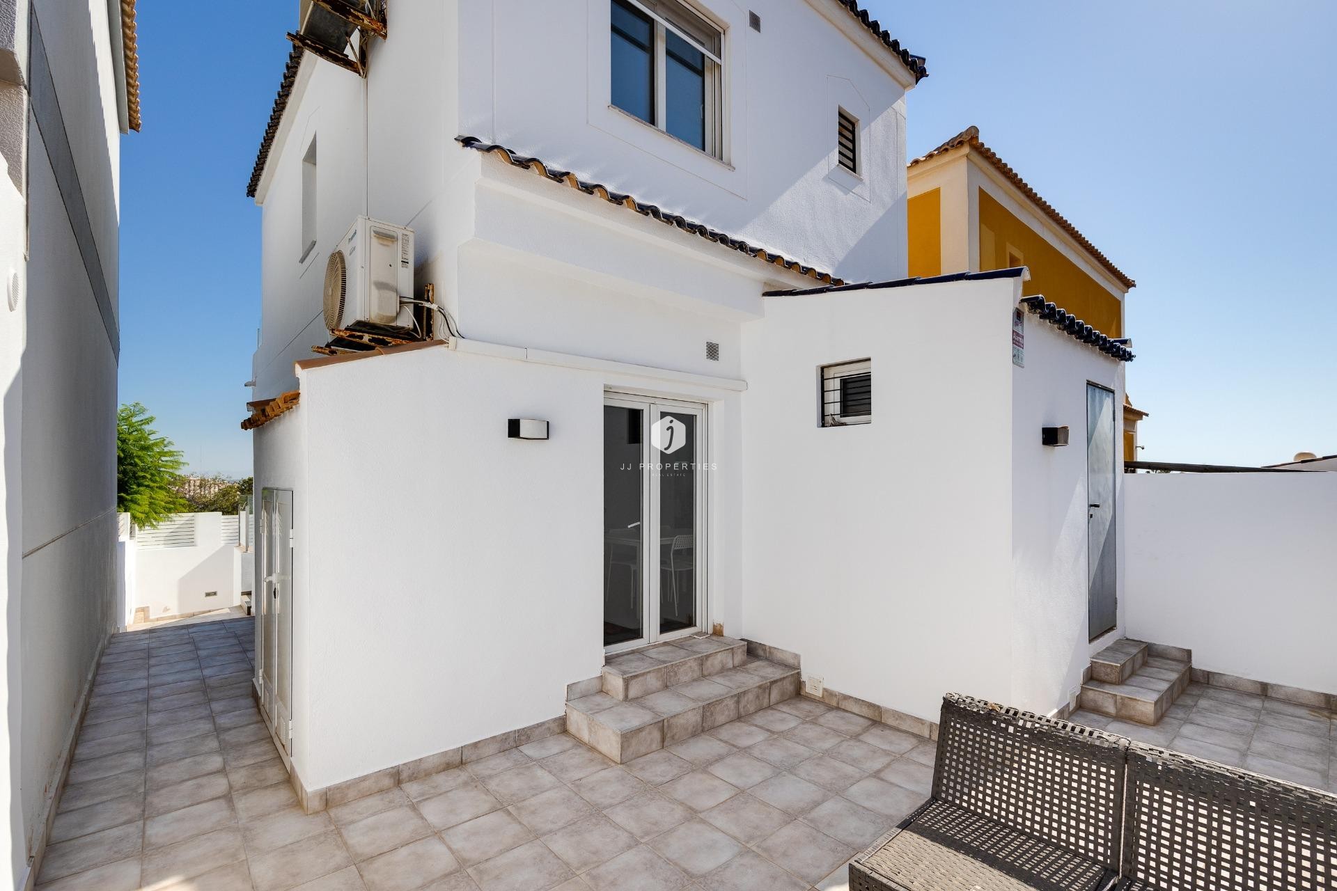 Z drugiej ręki - Villa -
Torrevieja - aguas nuevas