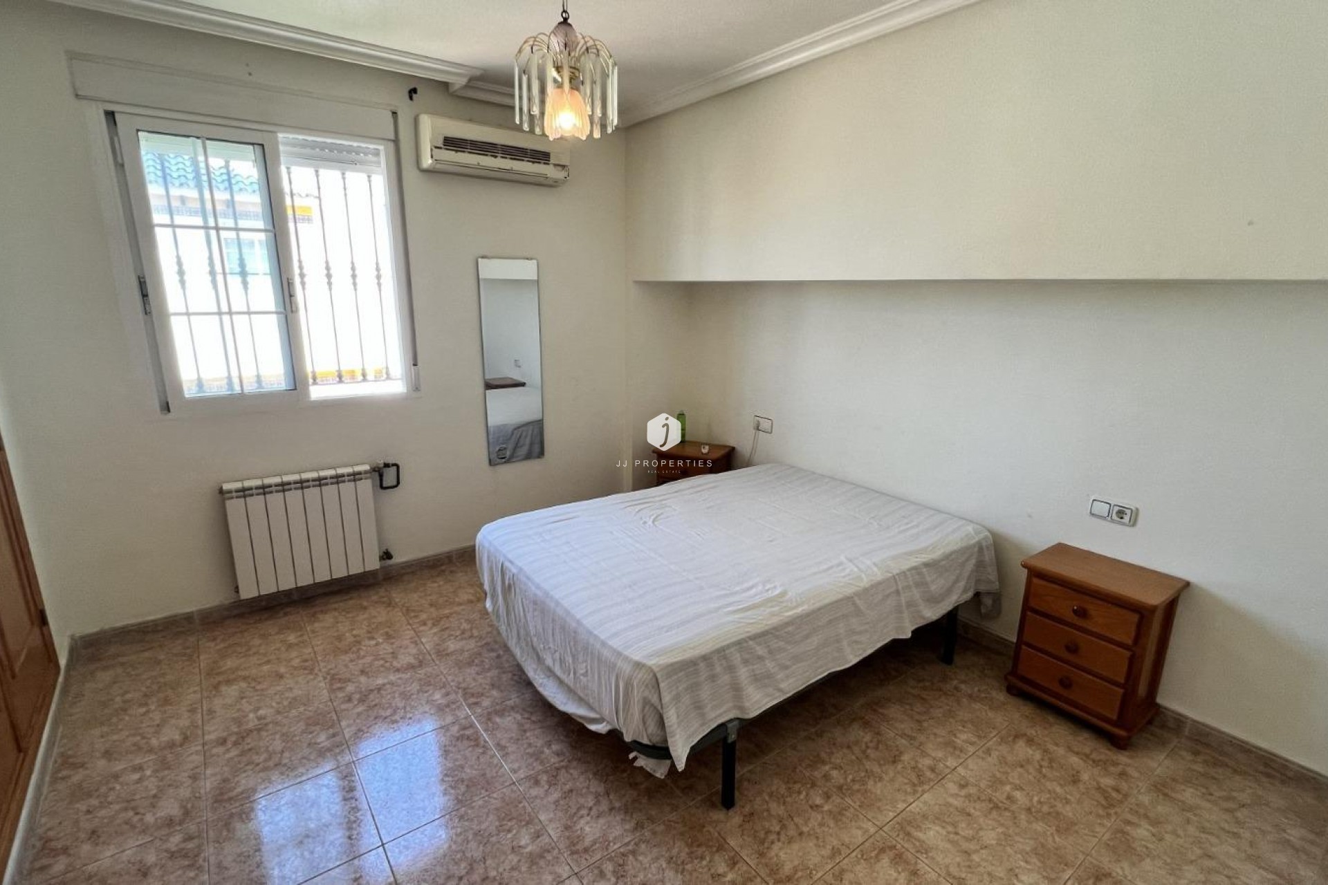 Z drugiej ręki - Villa -
Torrevieja - aguas nuevas