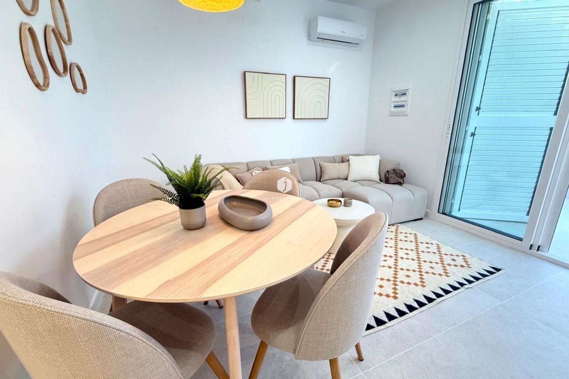 Z drugiej ręki - Villa -
Torrevieja - El chaparral