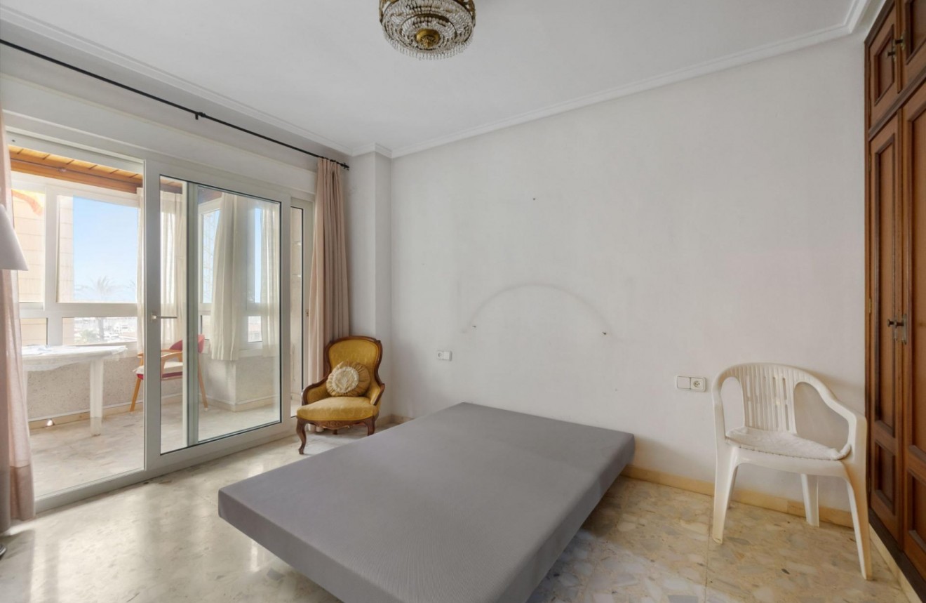 Resale - Apartment / flat -
Torrevieja - Centro