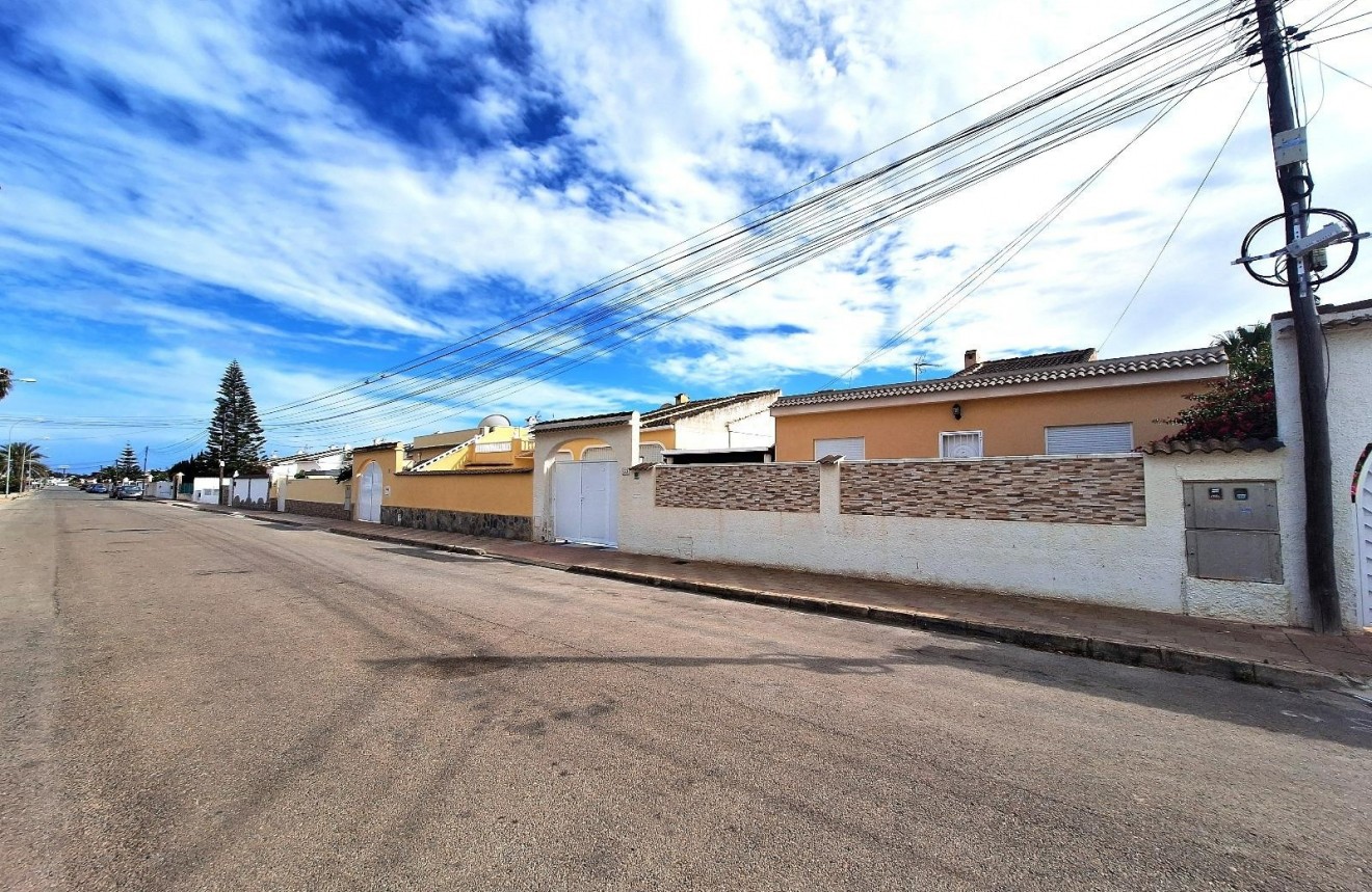 Resale - Chalet -
Torrevieja - El chaparral