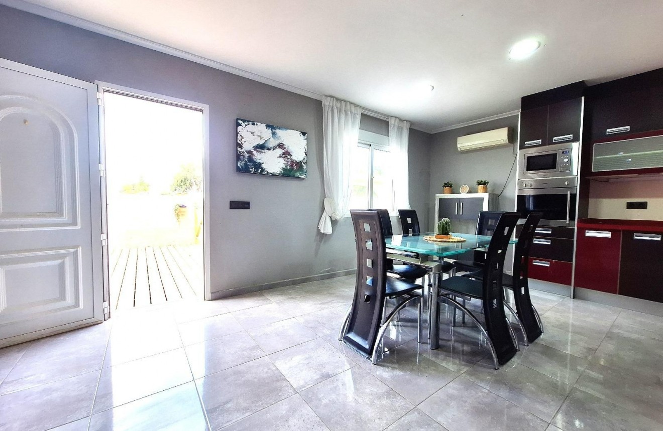 Resale - Chalet -
Torrevieja - El chaparral