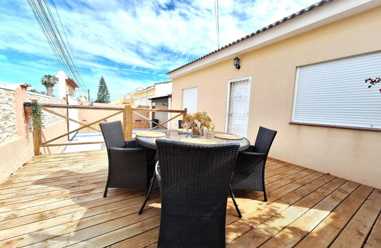 Resale - Chalet -
Torrevieja - El chaparral