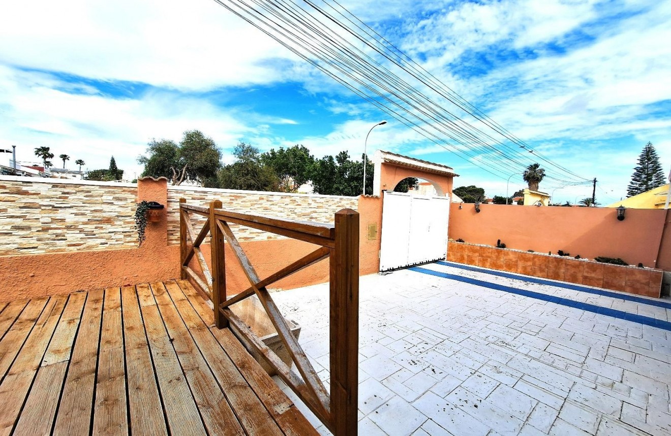 Resale - Chalet -
Torrevieja - El chaparral