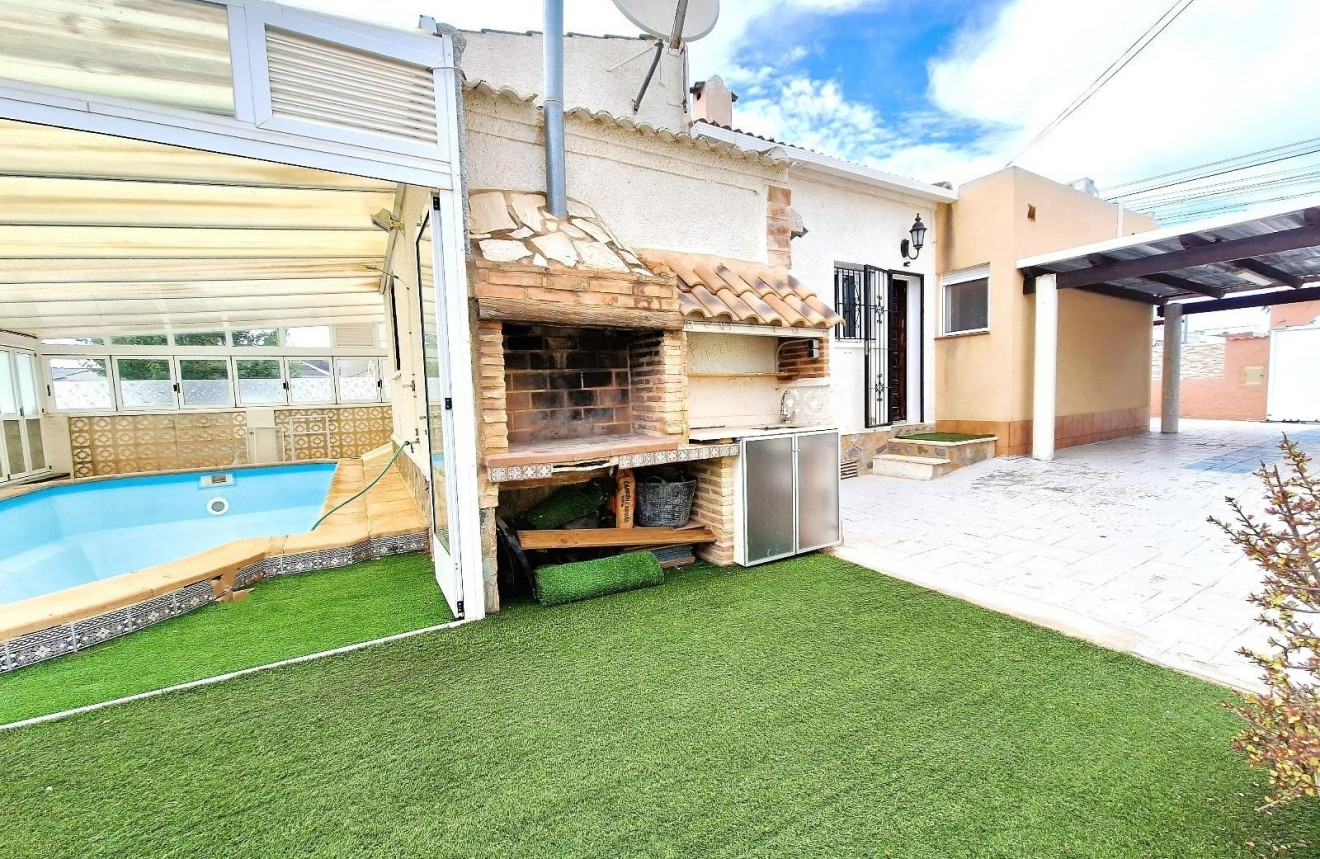 Resale - Chalet -
Torrevieja - El chaparral