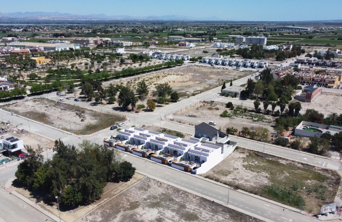 Obra nueva - Chalet -
Dolores - polideportivo