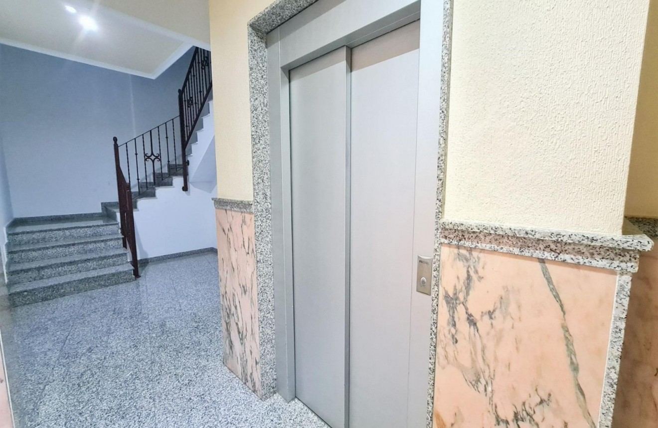 Resale - Apartment / flat -
Torrevieja - Centro