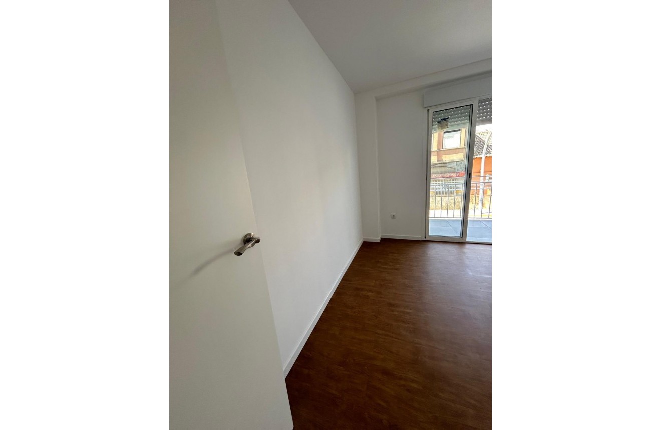 Aus zweiter Hand - Wohnung -
Dolores - Dolores - Town