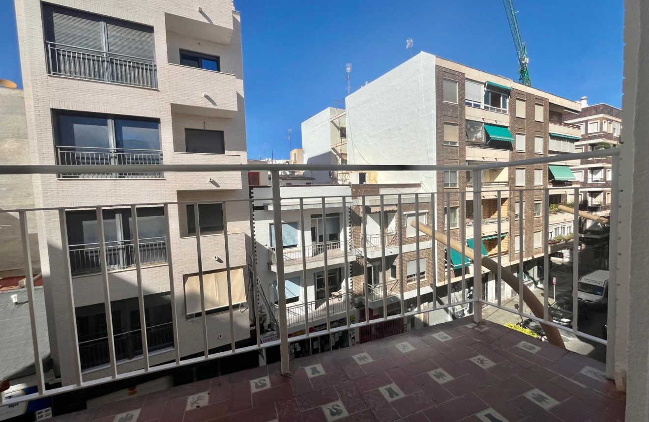 Resale - Apartment / flat -
Torrevieja - Centro