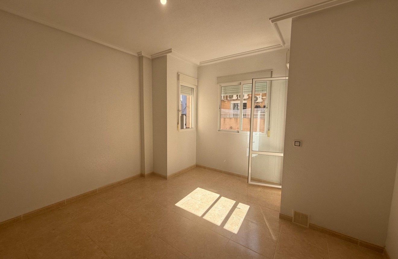 Resale - Apartment / flat -
Torrevieja - Centro