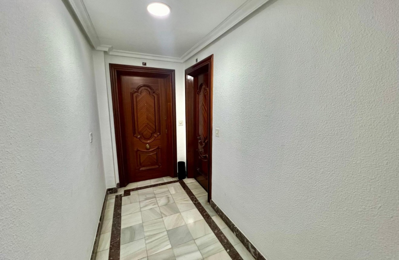 Resale - Apartment / flat -
Torrevieja - Centro