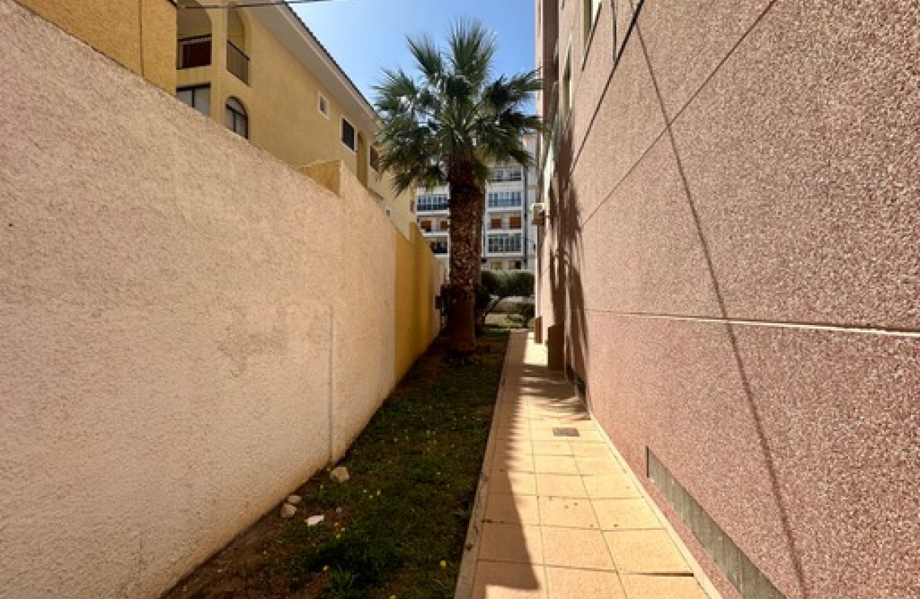 Resale - Chalet -
Torrevieja - Costa Blanca