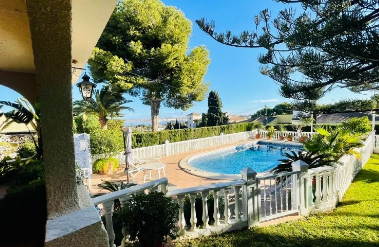 Resale - Chalet -
Torrevieja - Costa Blanca