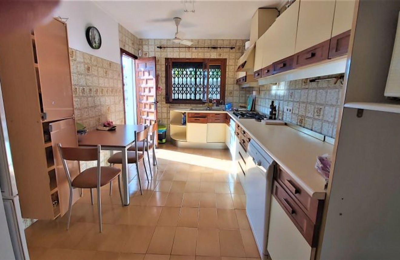 Resale - Chalet -
Torrevieja - Costa Blanca