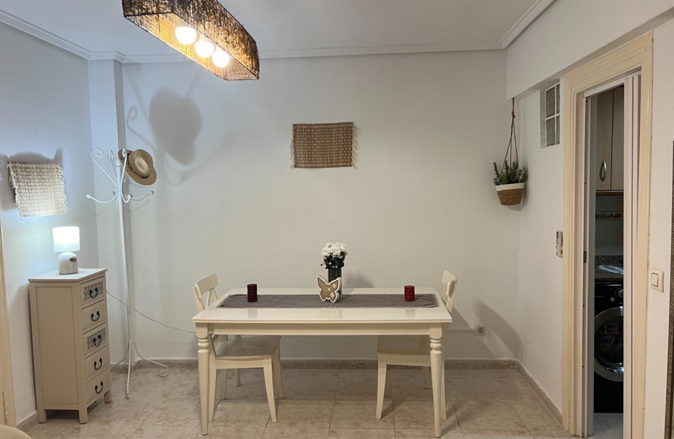 Z drugiej ręki - Bungalow -
Torrevieja - Nueva Torrevieja