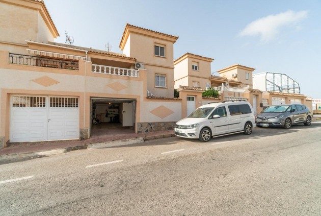 Segunda mano - Chalet -
Torrevieja - Los altos