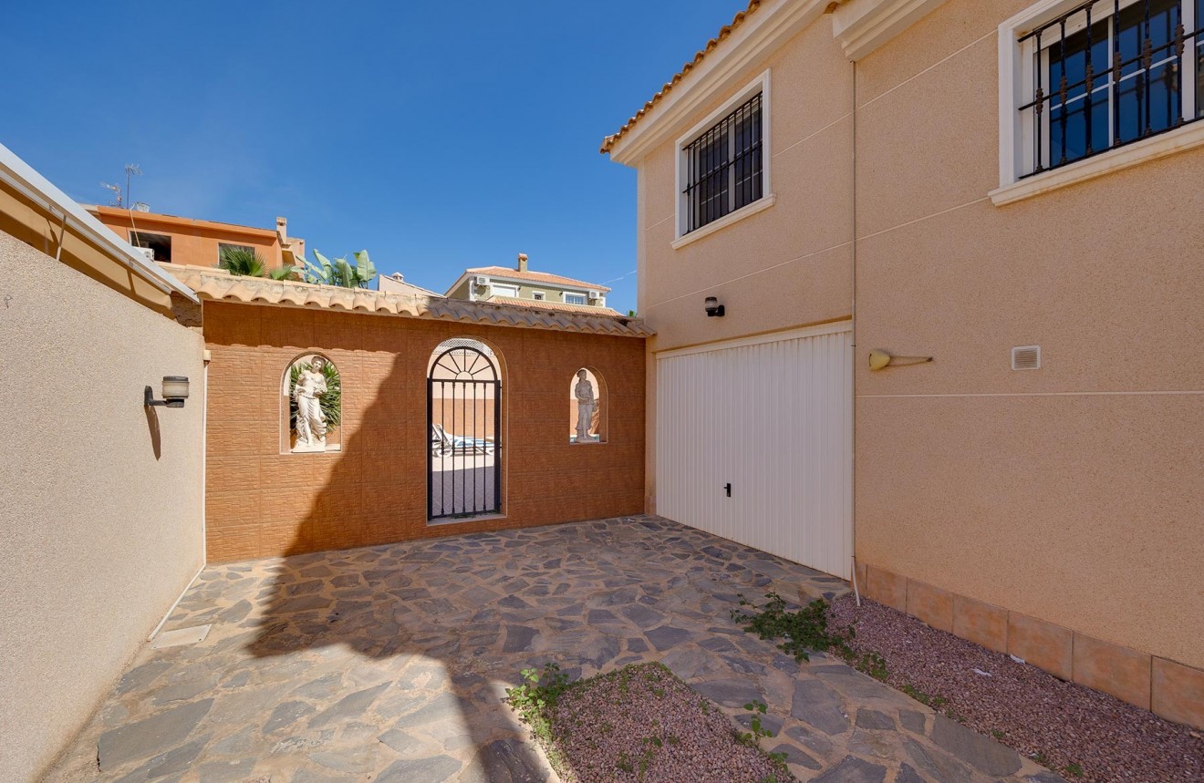 Resale - Chalet -
Torrevieja - Costa Blanca